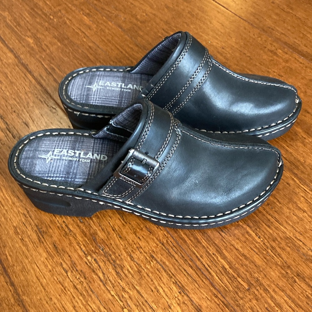 Like new Eastland clogs sz 6